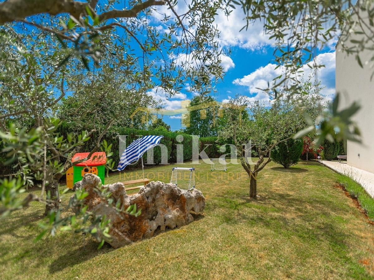 Villa moderna con piscina interna ed esterna